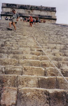 段差が激しい上に、傾斜の急な階段。命がけ。